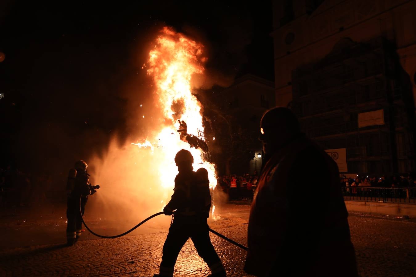 Fotos: ...Y llegó el final del Carnaval de Cádiz con la quema de la Bruja Piti