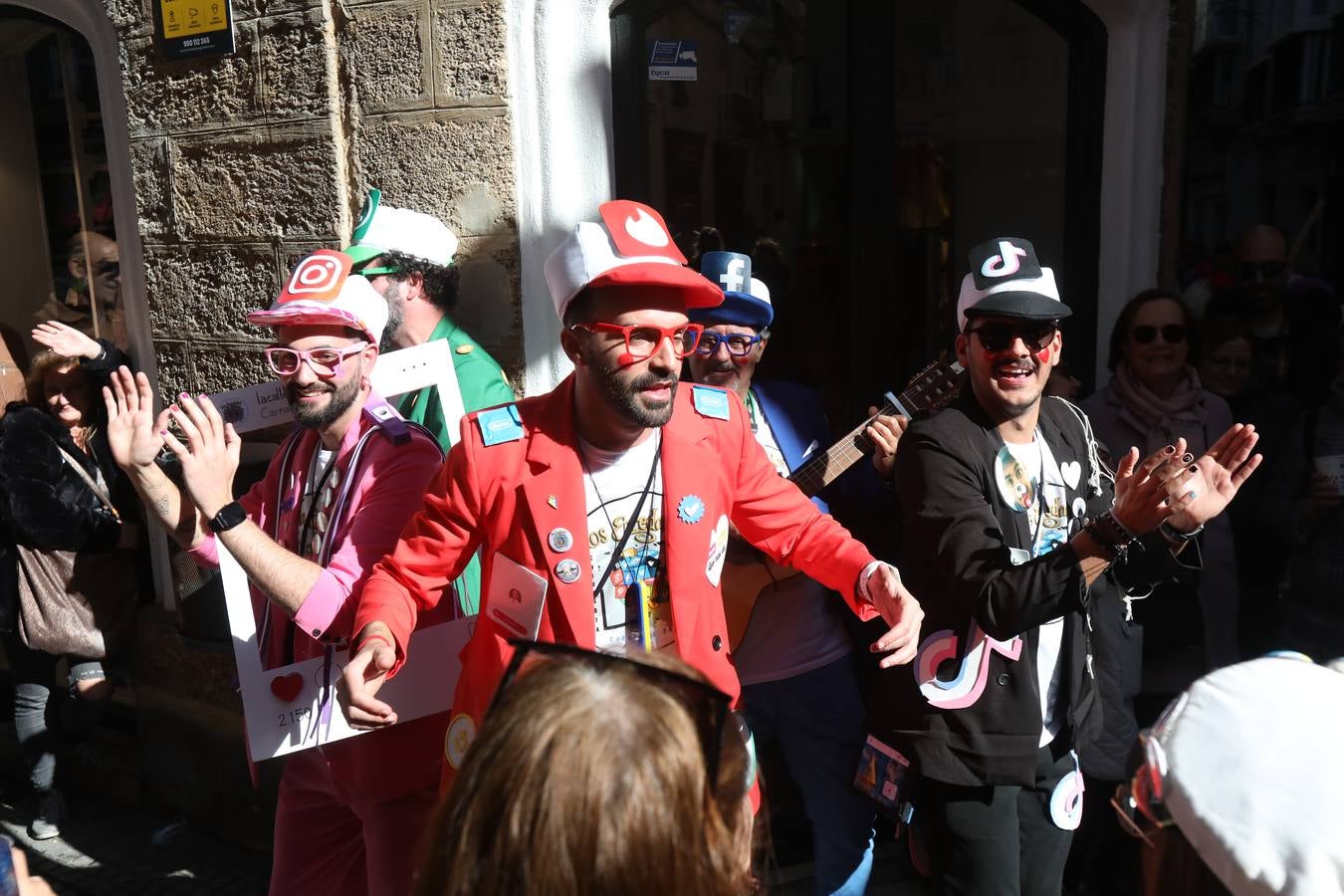 Las imágenes del Domingo de Piñata en el Carnaval de Cádiz 2023