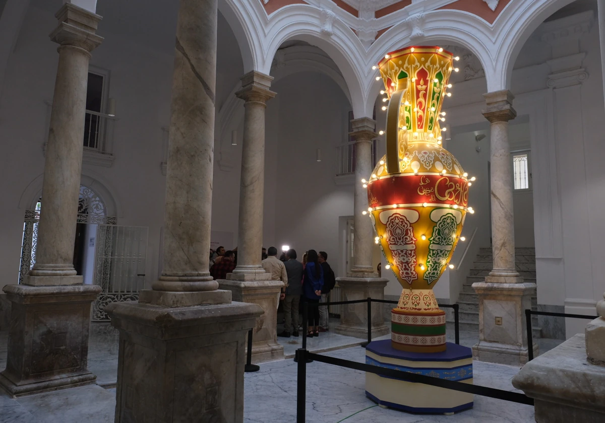 El jarrón de la Casa del Carnaval, parte de la exposición temporal de la obra de Antonio Accame