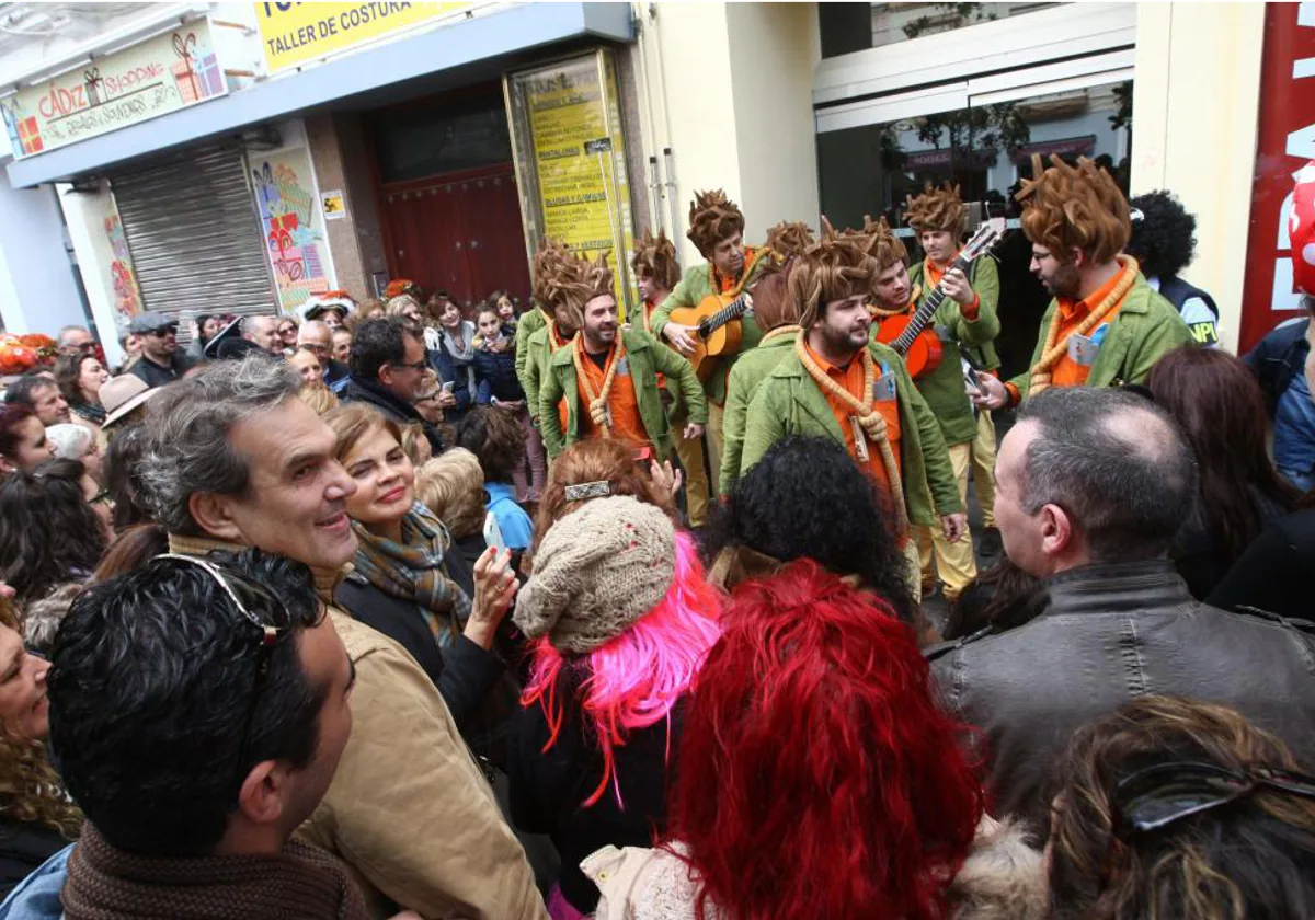 Una agrupación cantando en la cale el pasado Carnaval de Cádiz.