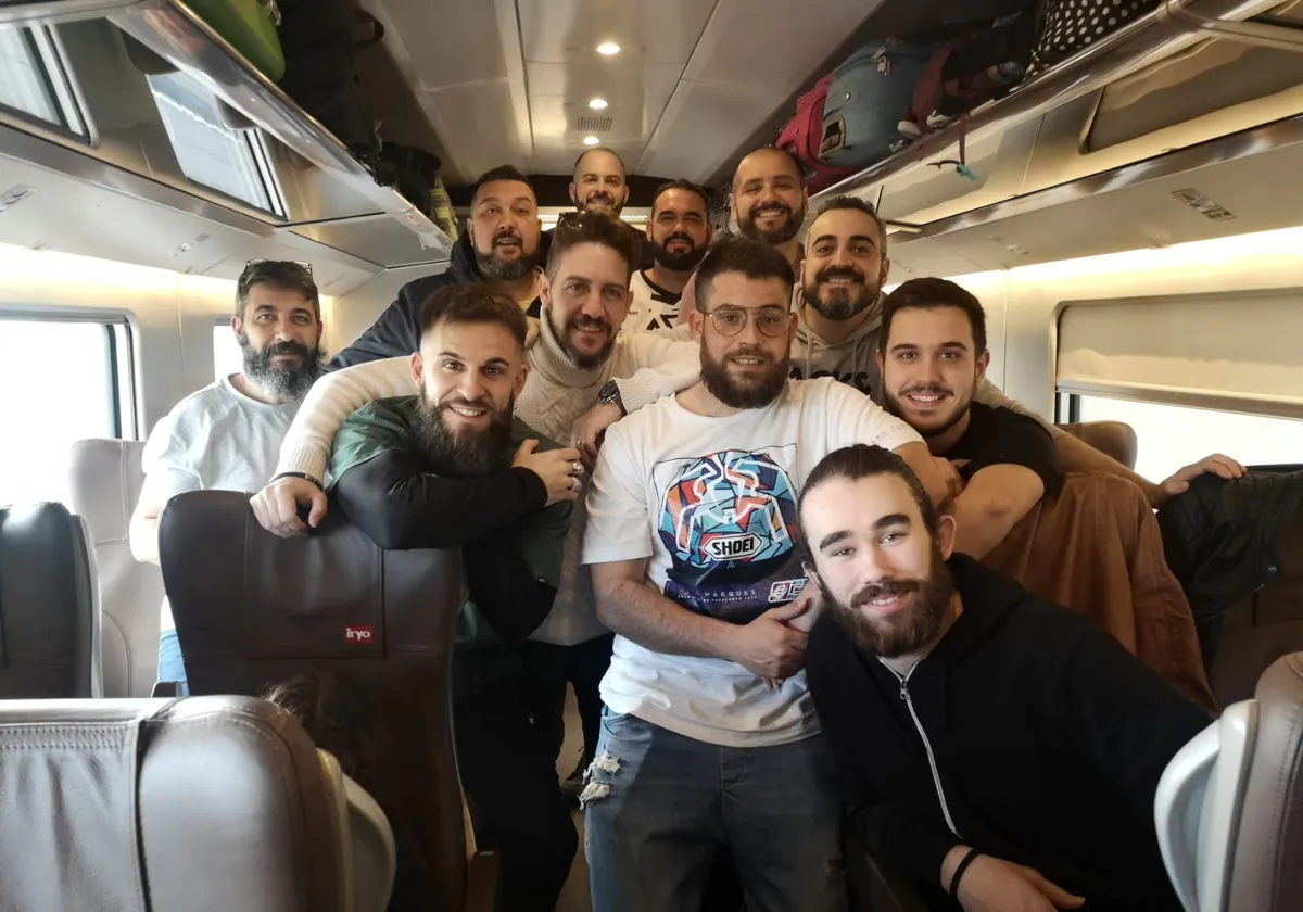 La comparsa de Barcelona, en tren de camino a Cádiz.