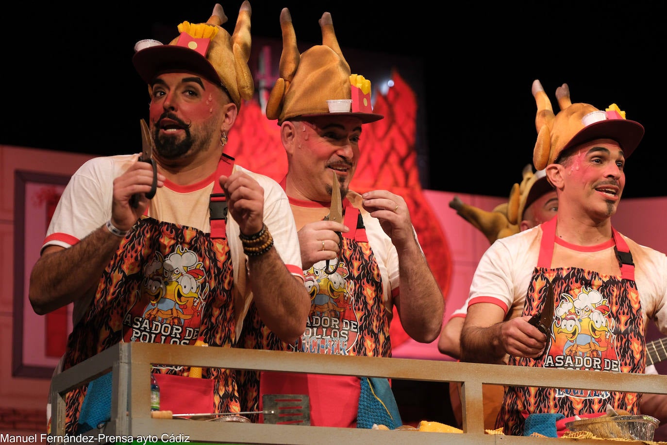 FOTOS: Chirigota &#039;No le doy más vueltas que me caliento&#039; en el COAC 2024, Carnaval de Cádiz