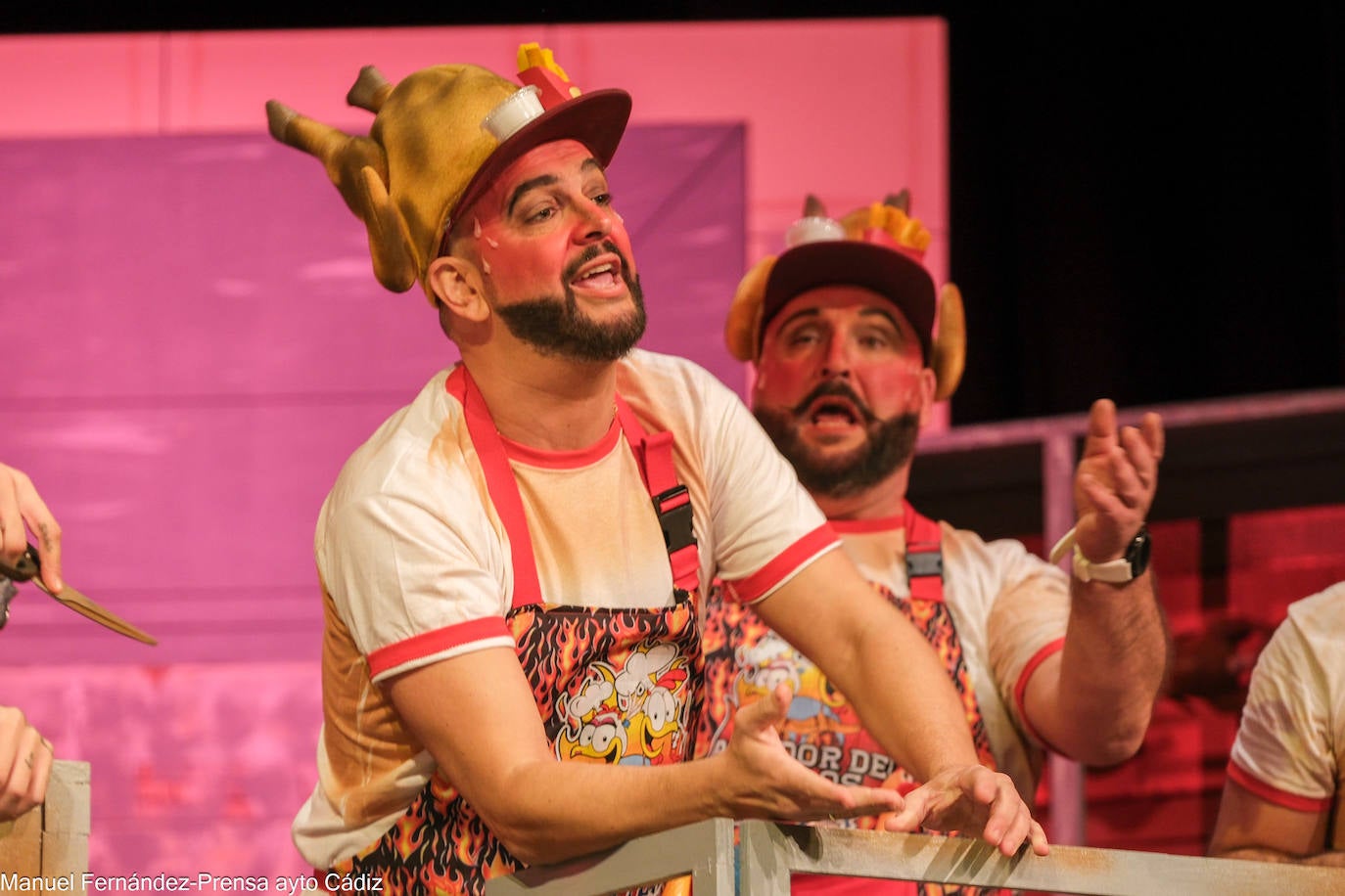 FOTOS: Chirigota &#039;No le doy más vueltas que me caliento&#039; en el COAC 2024, Carnaval de Cádiz