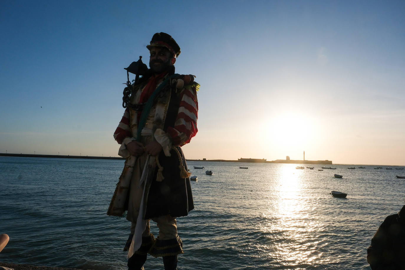 Fotos: &#039;Los iluminados&#039; se embriagan de luz en La Caleta antes de marchar al Falla