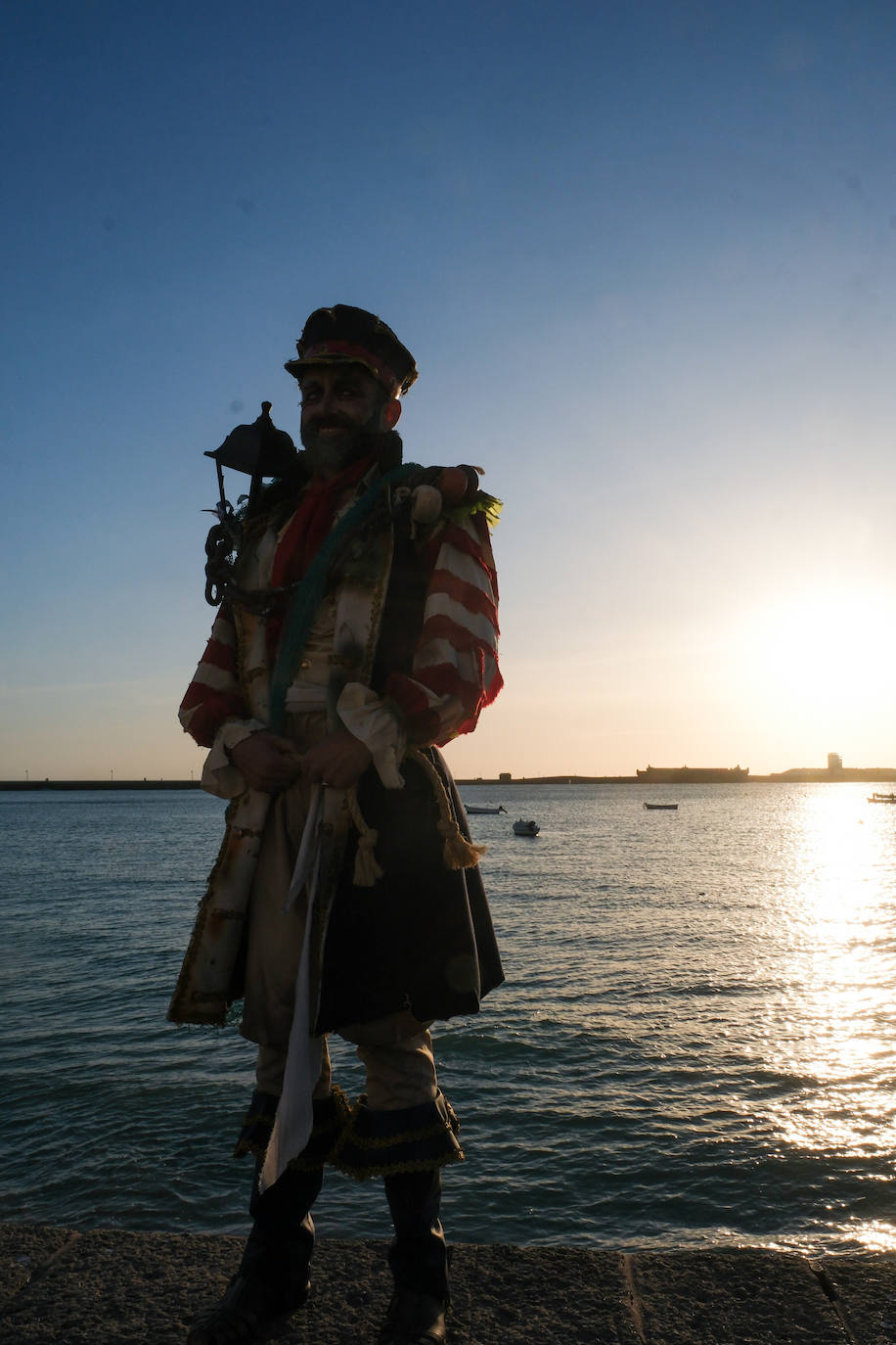 Fotos: &#039;Los iluminados&#039; se embriagan de luz en La Caleta antes de marchar al Falla