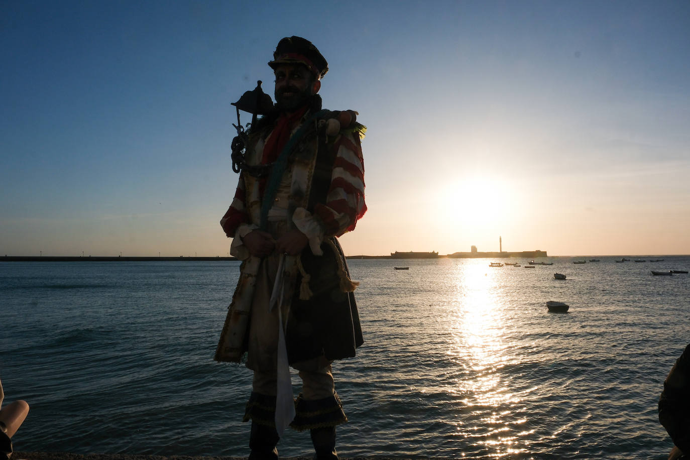 Fotos: &#039;Los iluminados&#039; se embriagan de luz en La Caleta antes de marchar al Falla