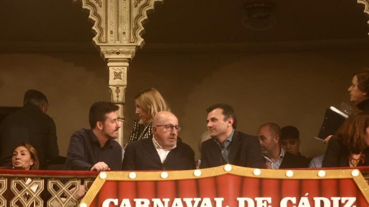 Su marido Luis Frade, con el alcalde Bruno García.