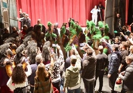 'Loquito por verte a mi vera'... La comparsa de Martínez Ares emociona al pregonero del Carnaval 2024 como mejor sabe: cantando