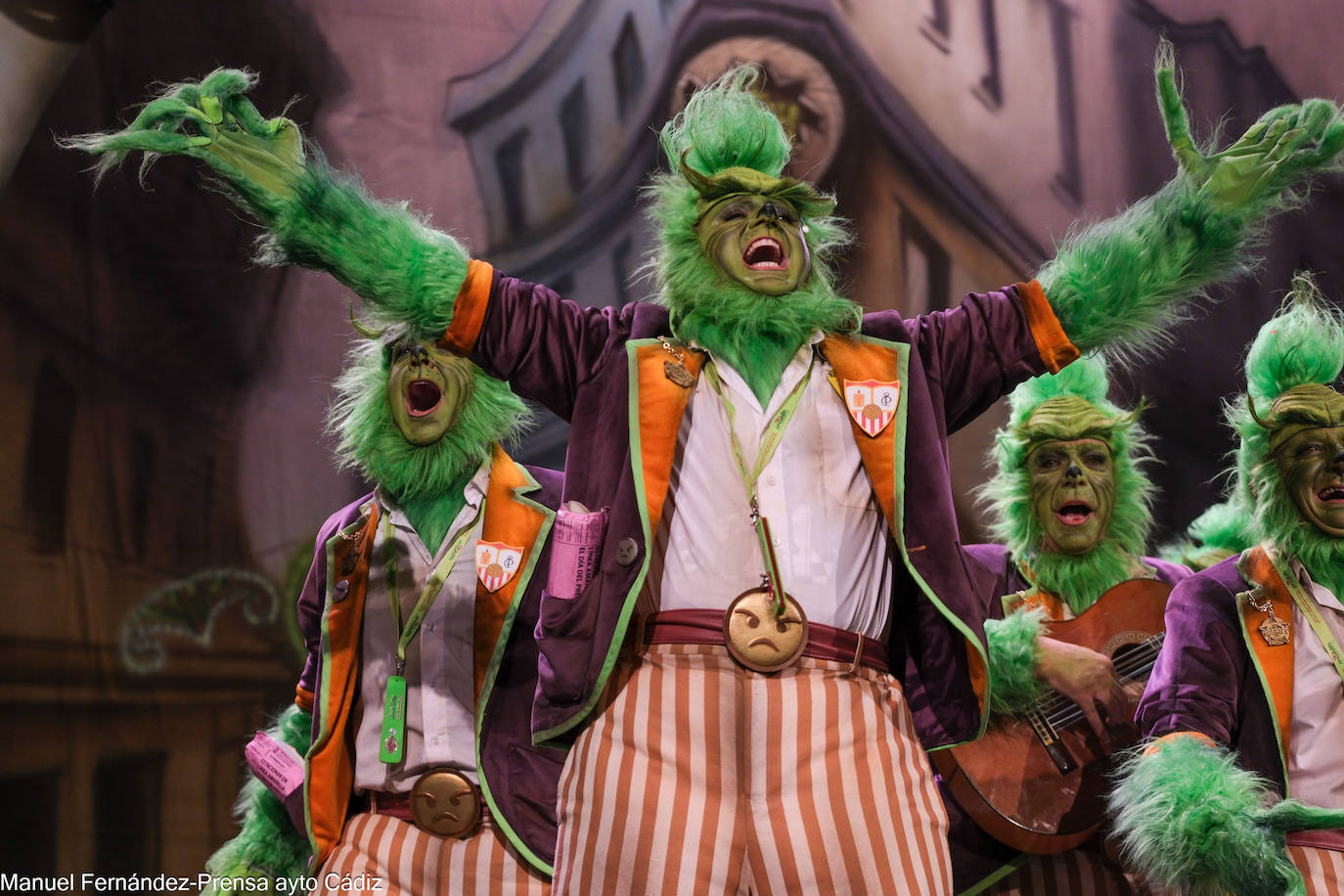 Fotos: la emoción del Sheriff después de que la chirigota le dedique un pasodoble