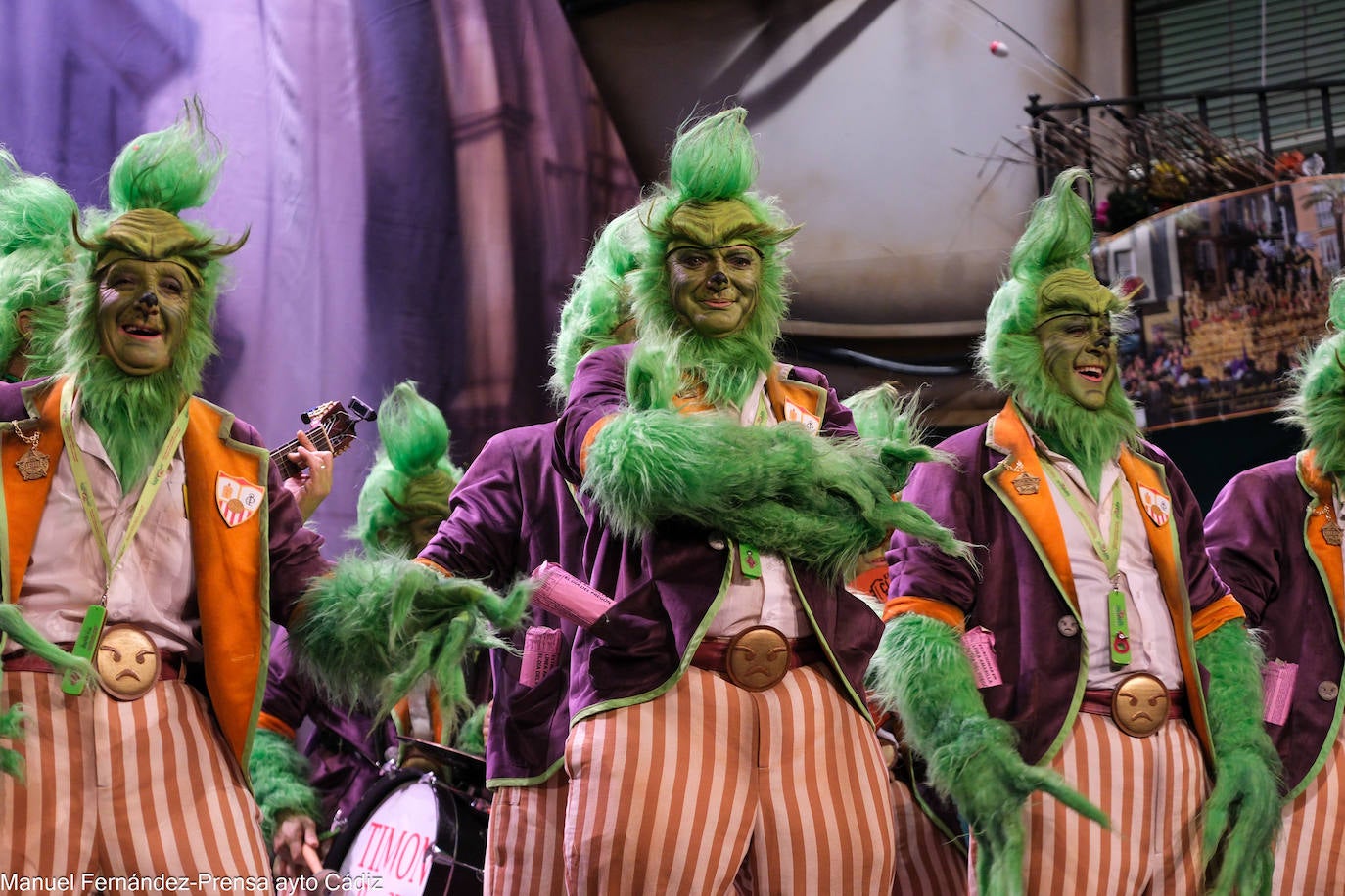 Fotos: la emoción del Sheriff después de que la chirigota le dedique un pasodoble