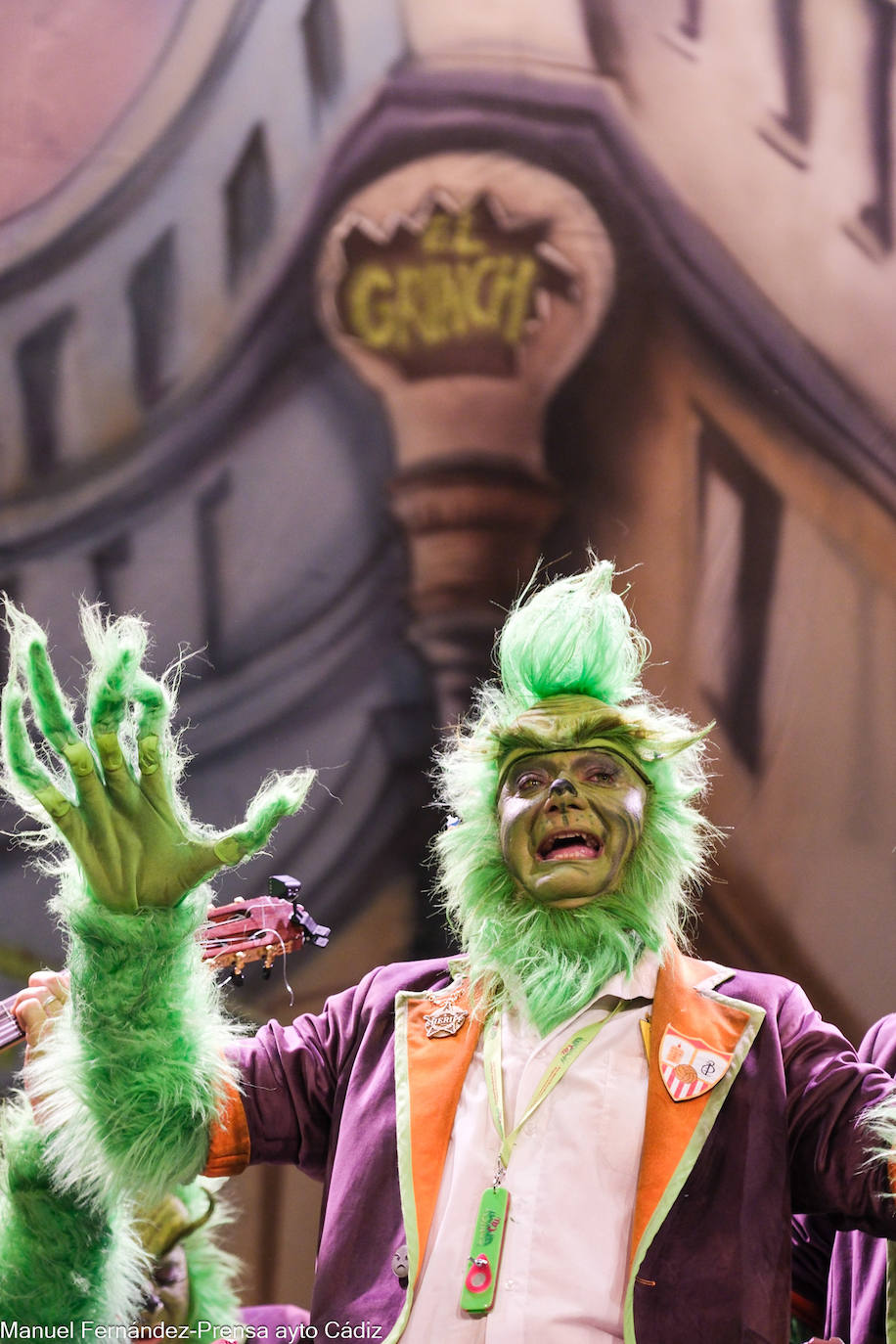 Fotos: la emoción del Sheriff después de que la chirigota le dedique un pasodoble