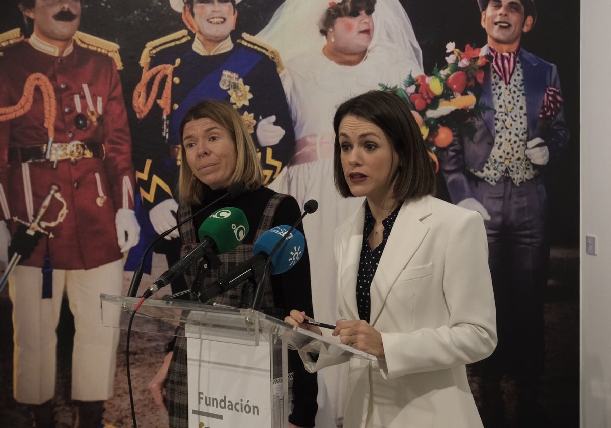 María del Mar Díez, delegada de la Fundación Cajasol, y Beatriz Gandullo, concejala de Fiestas y Carnaval.