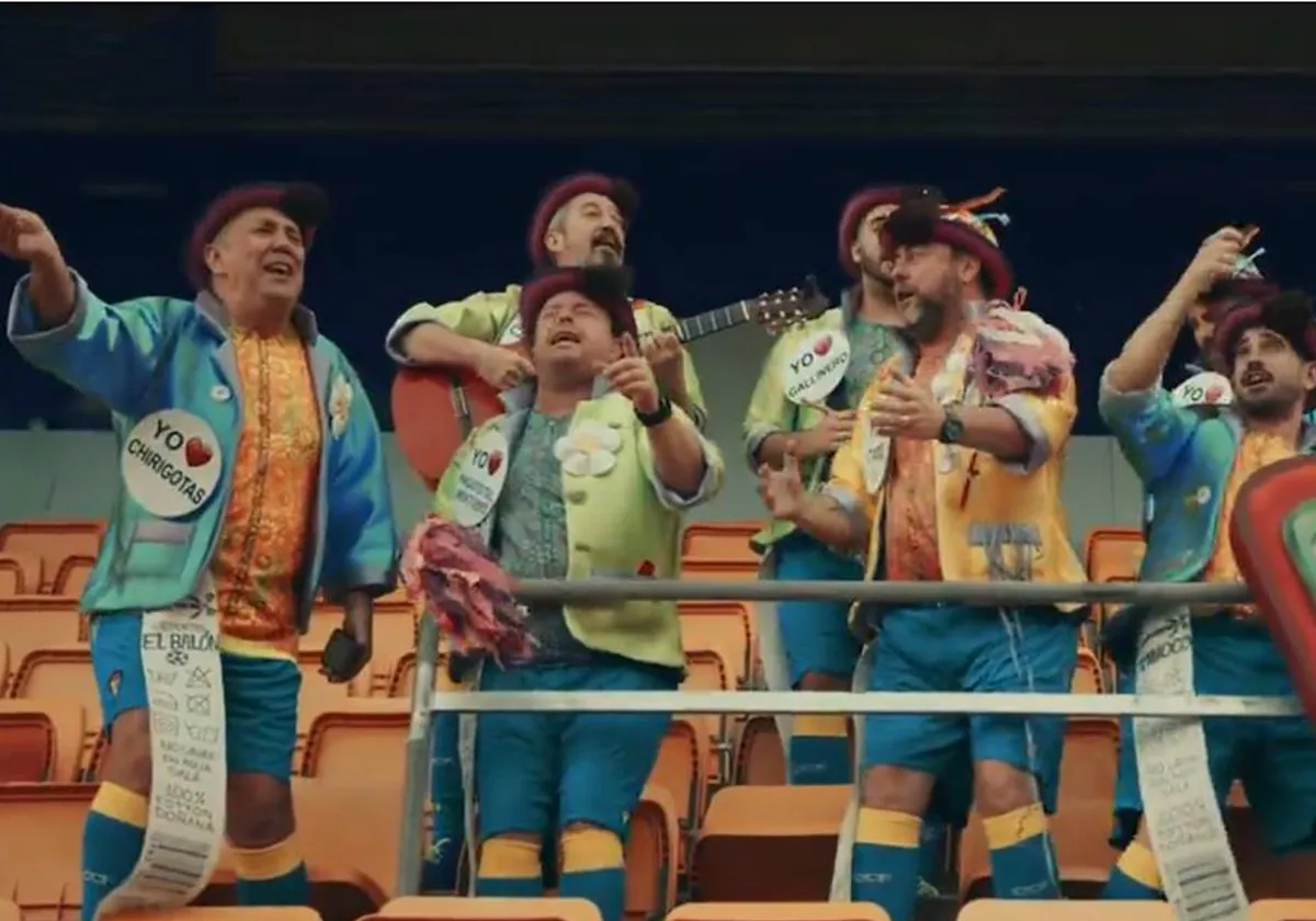 Carnavaleros cantando en el estadio cadista