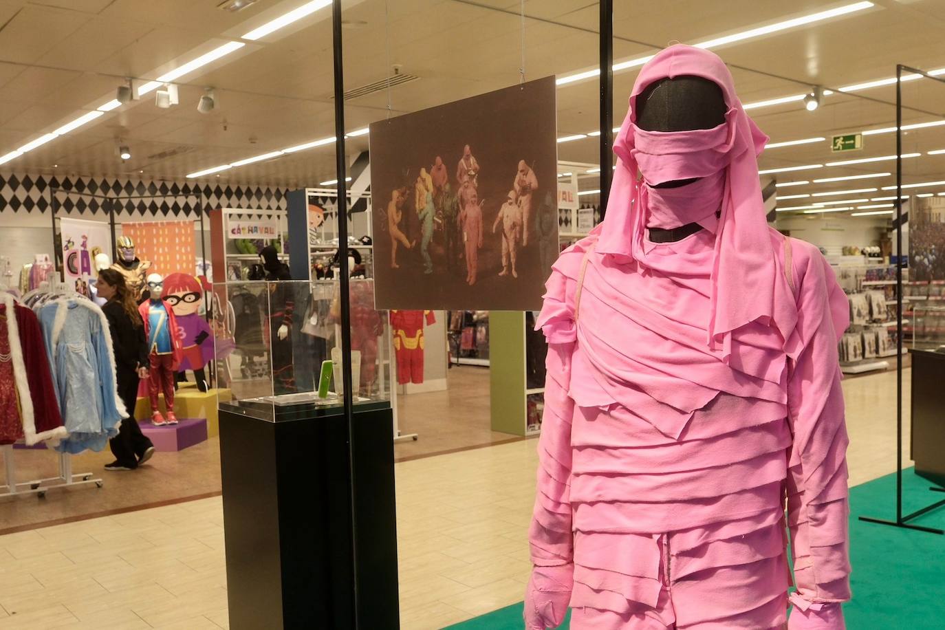 La historia de la chirigota del Love, en una exposición única, en El corte Inglés de Cádiz