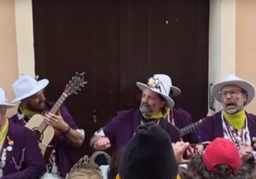 Lanzan agua desde una ventana a una chirigota callejera en el Carnaval de Cádiz