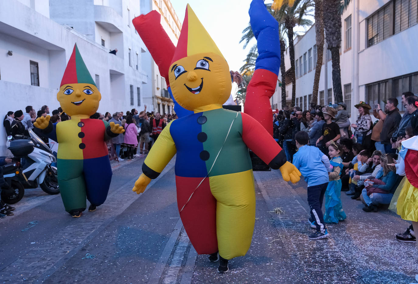 Fotos: La Cabalgata del Humor y El Arrebato cierran el sábado de carnaval