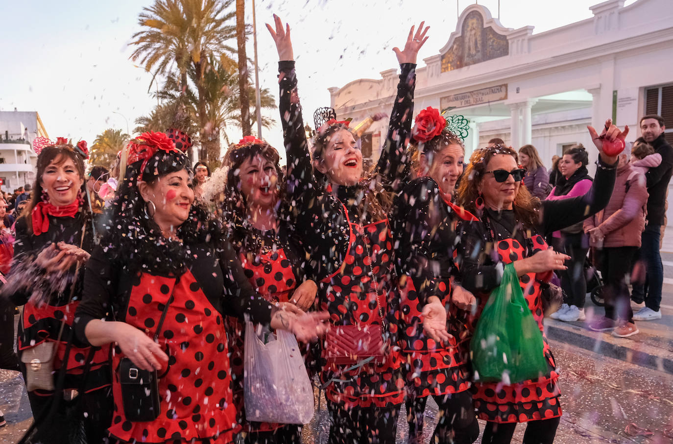 Fotos: La Cabalgata del Humor y El Arrebato cierran el sábado de carnaval