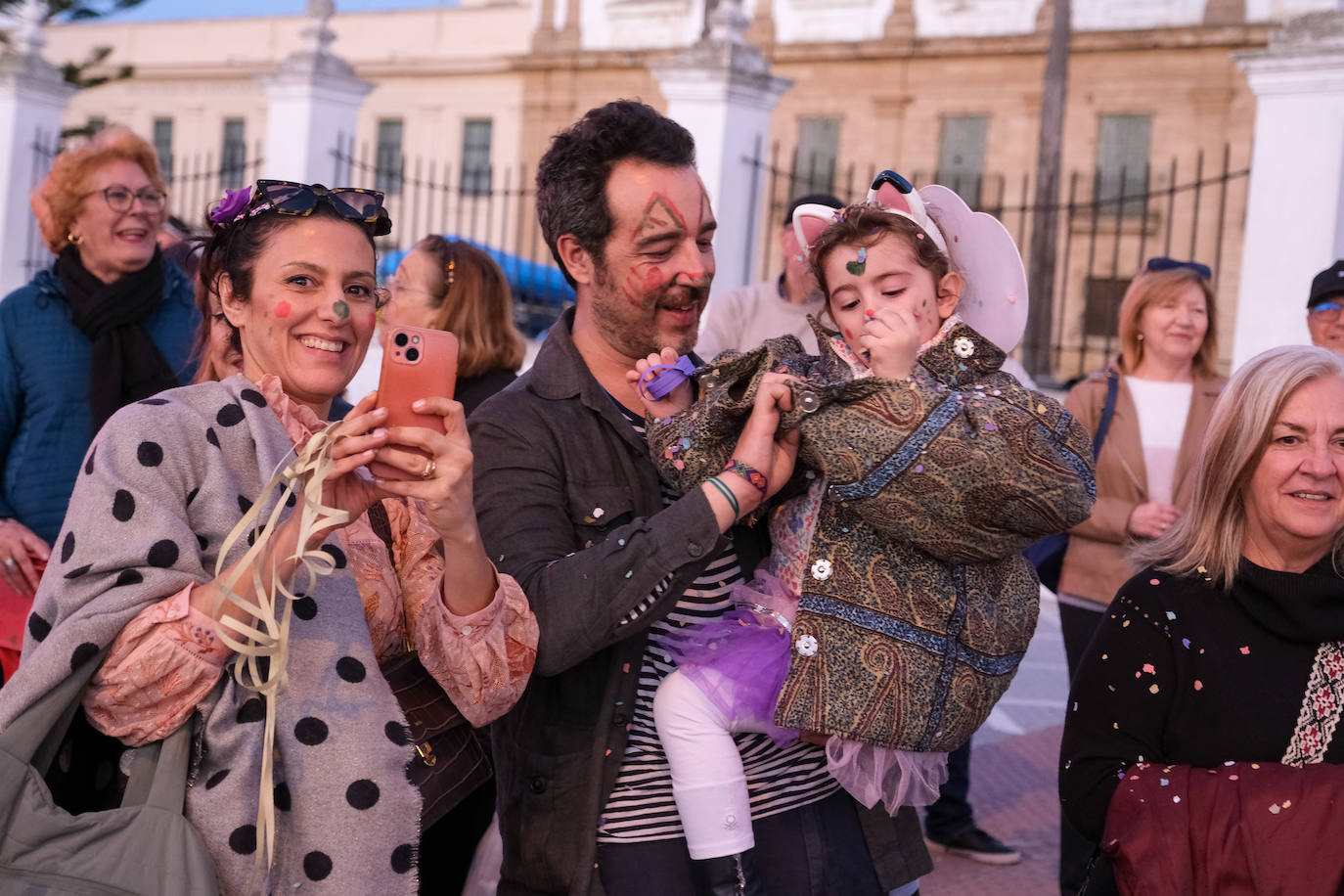 Fotos: La Cabalgata del Humor y El Arrebato cierran el sábado de carnaval