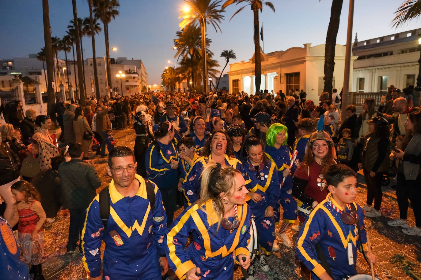 Fotos: La Cabalgata del Humor y El Arrebato cierran el sábado de carnaval