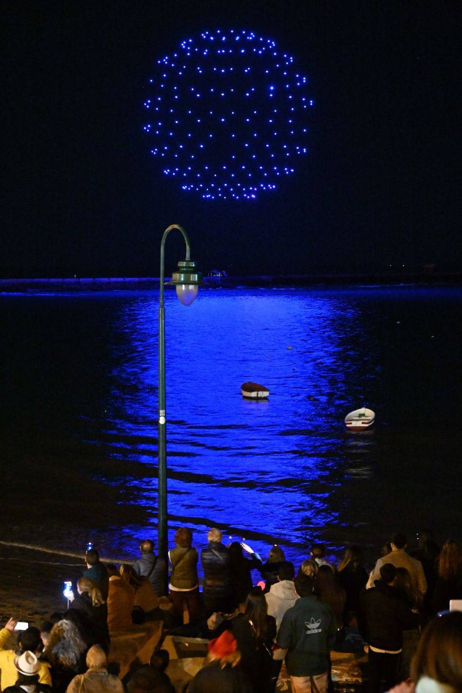 Vídeo y fotos: el espectáculo de drones para despedir el Carnaval que recordó al Capitán Veneno
