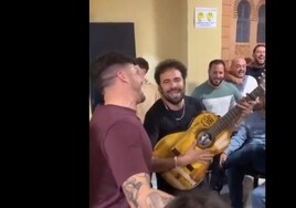 «¡Va por ti Capitán!»: El Canijo de Jerez  se arranca junto a otros fieles con el 'Credo' de Juan Carlos Aragón