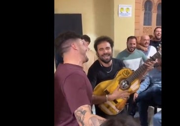 «¡Va por ti Capitán!»: El Canijo de Jerez se arranca junto a otros fieles con el 'Credo' de Juan Carlos Aragón