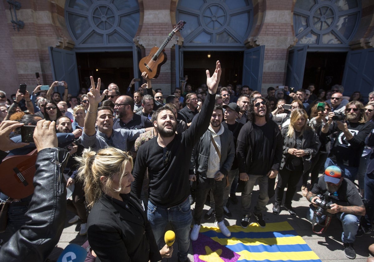 Su comparsa canta en la plaza del Falla el día de su entierro.