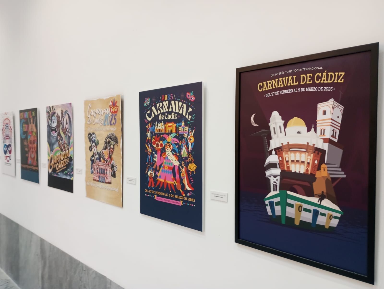 Fotos: la exposición con todos los carteles de Carnaval de Cádiz