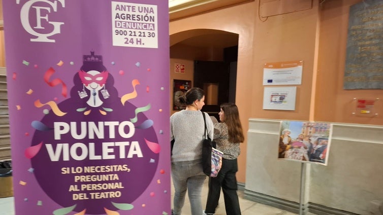 El Gran Teatro Falla de Cádiz luce violeta durante el Concurso de Carnaval