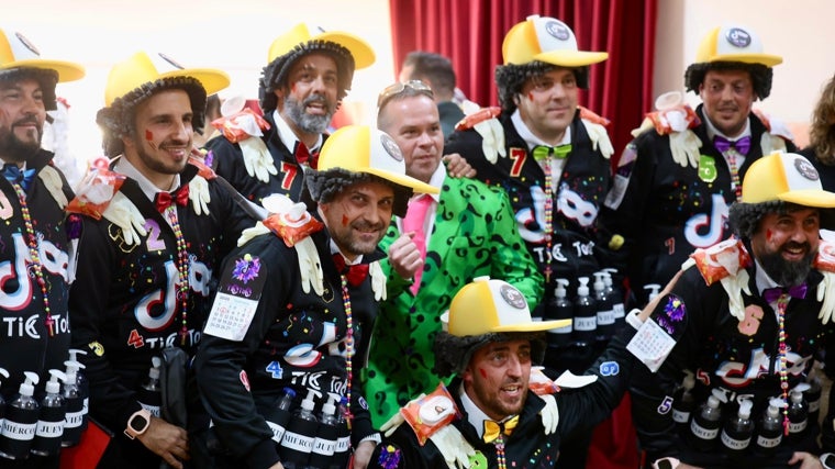 Integrantes de la chirigota fotografiándose antes de actuar en el Falla.