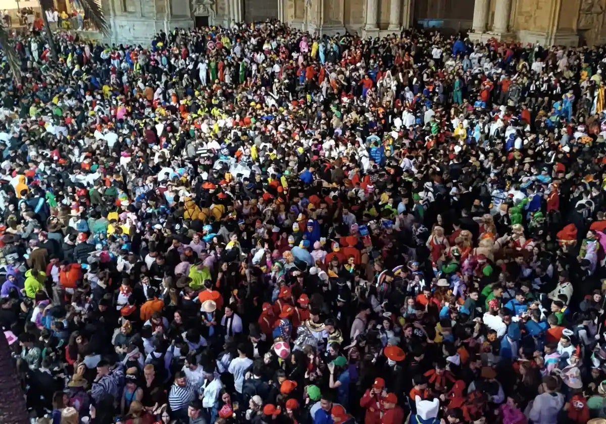 Imagen de archivo de la plaza de la Catedral de Cádiz durante unos carnavales.