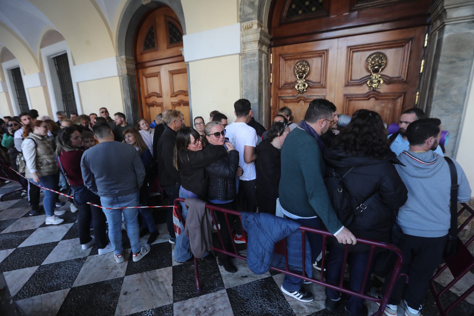 Imagen secundaria 1 - Colas para conseguir entradas para la Final