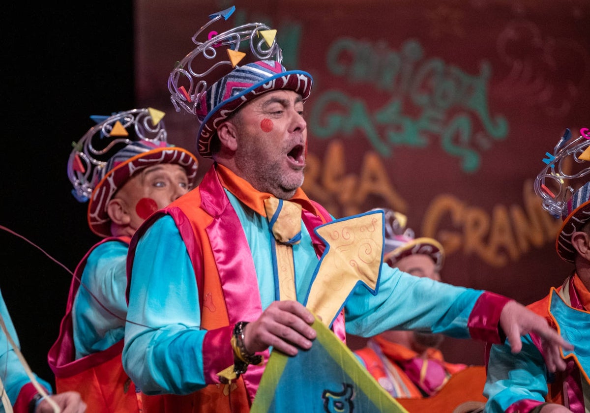 Julio Álvarez, cantando con la chirigota de los Molina