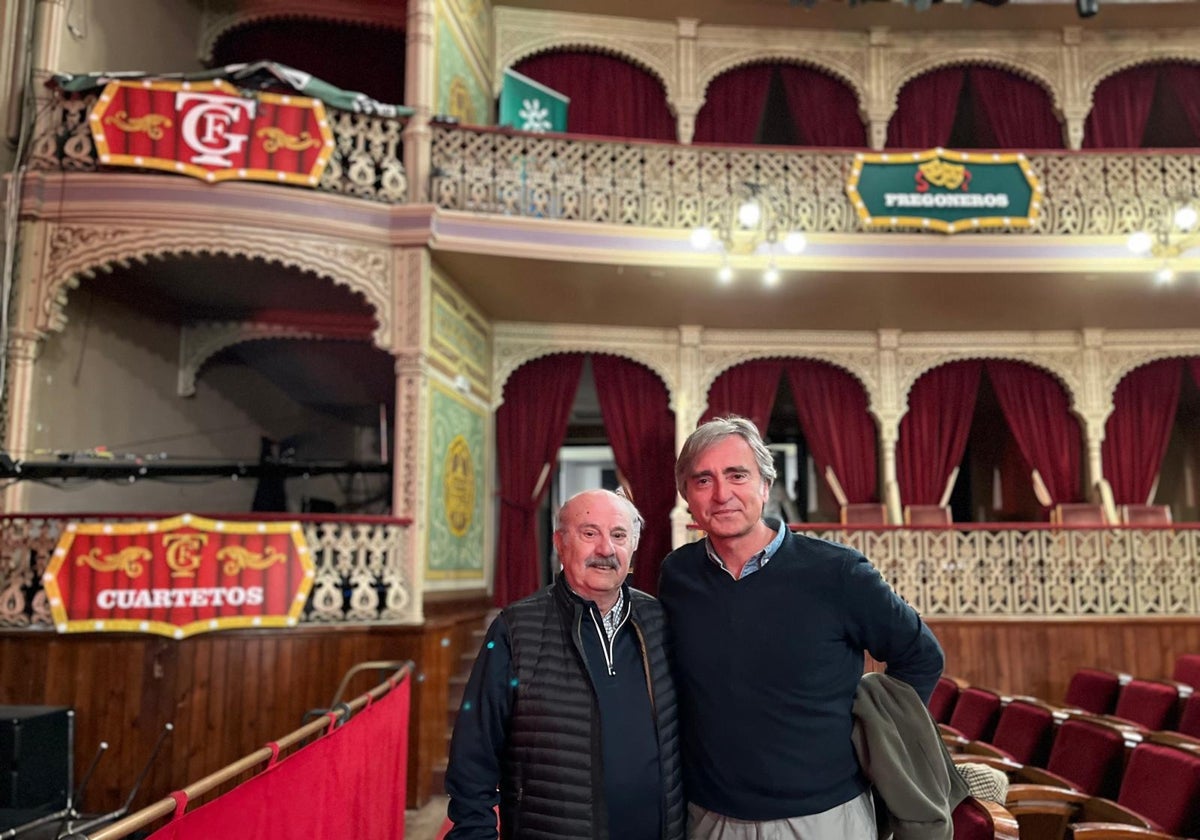 Juan Manuel Pedreño, junto a Fernando Pérez en el teatro Falla