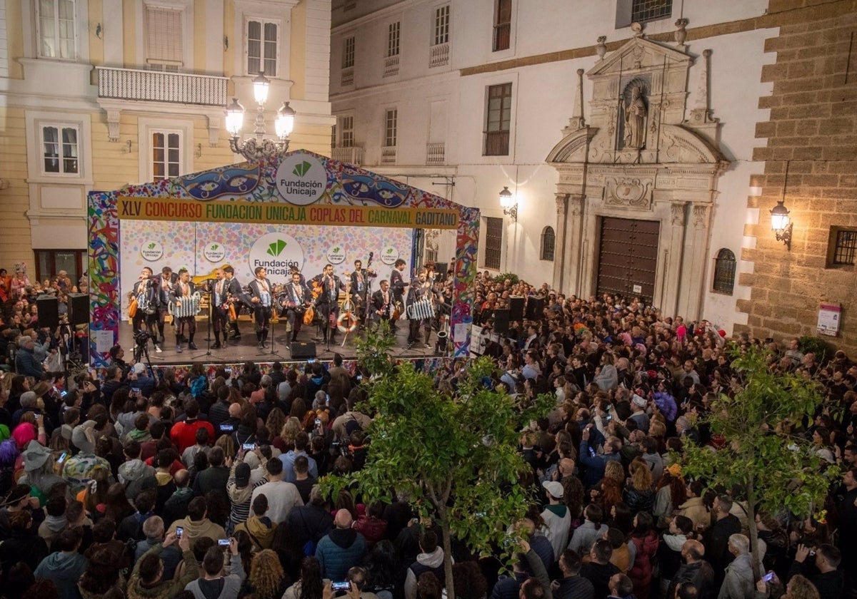 Tablao del concurso de coplas organizado por Fundación Unicaja en la plaza de San Agustín en Cádiz.