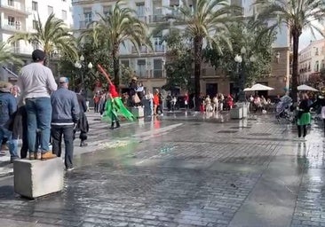 Revienta una alcantarilla en la plaza de San Juan de Dios de Cádiz y aparecen dos personas con el disfraz perfecto para solucionarlo