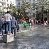 Revienta una alcantarilla en la plaza de San Juan de Dios de Cádiz y aparecen dos personas con el disfraz perfecto para solucionarlo