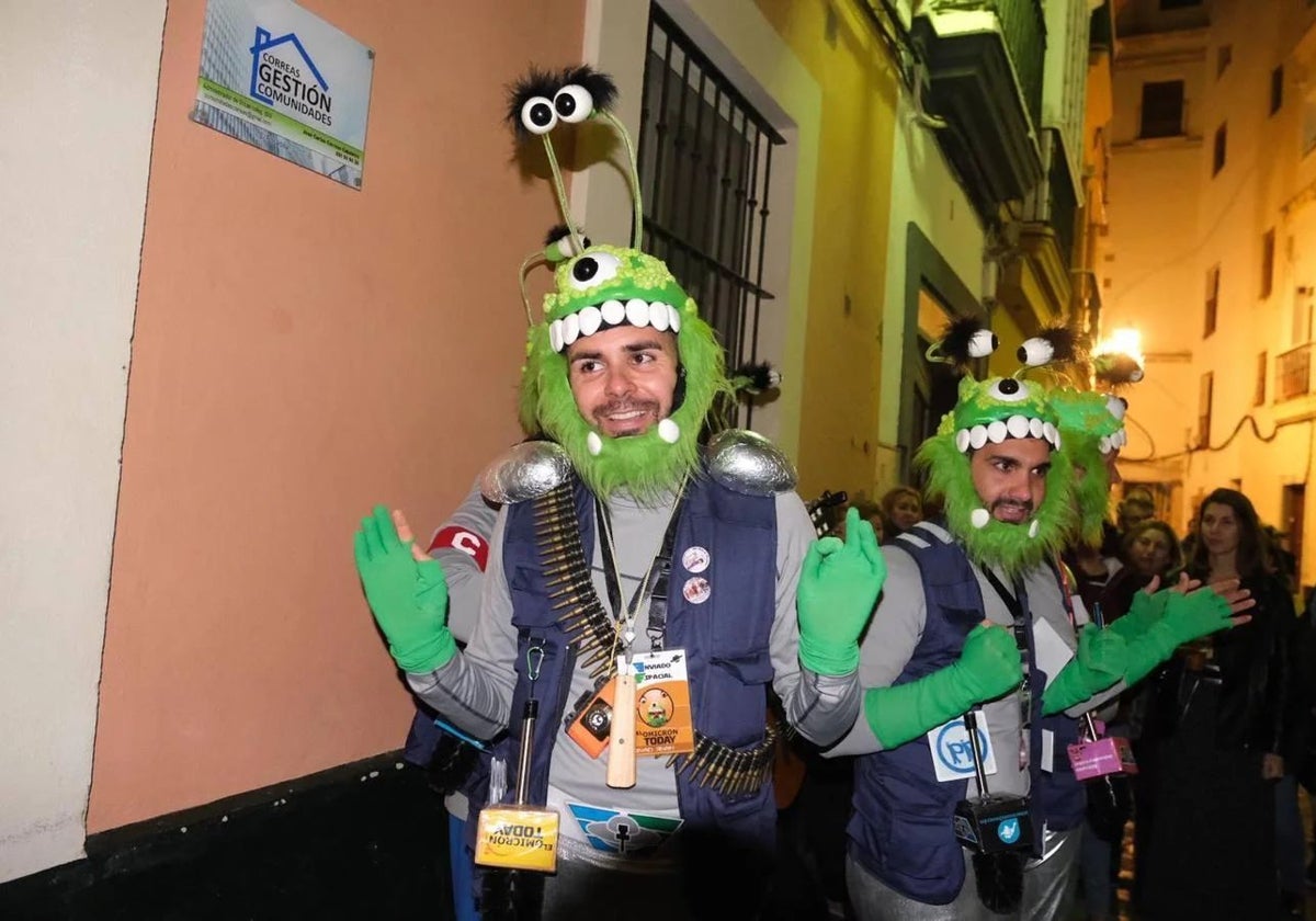 Chirigotas ilegales y callejeras en el Pópulo, en Cádiz.