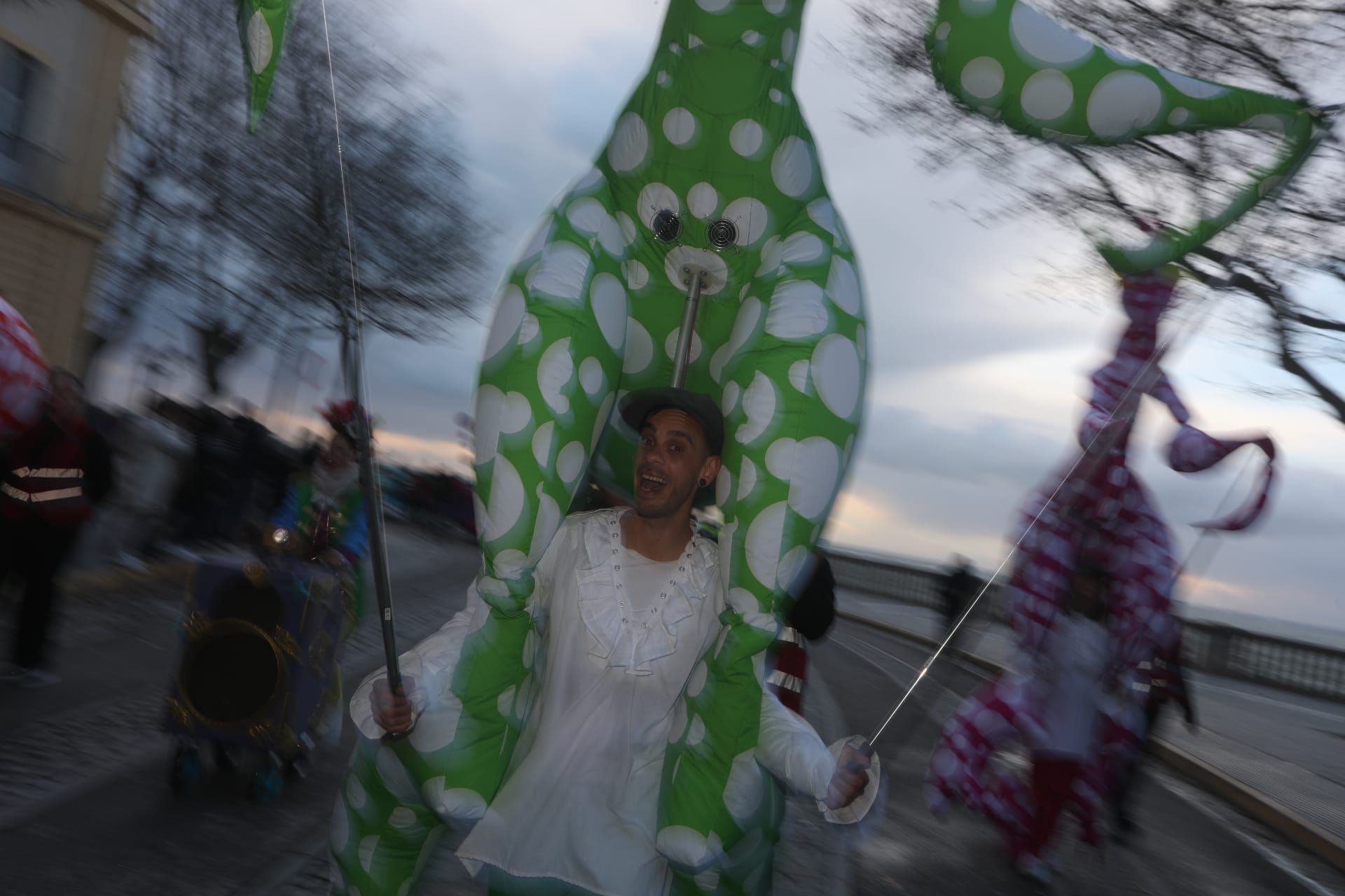 Fotos: La Cabalgata del Humor anima las calles de Cádiz