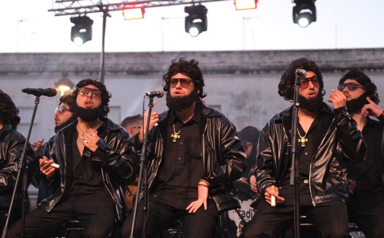 Imagen principal - La lluvia no consigue ahogar el humor negro de Los Calaíta que arrasa en el Carnaval de El Puerto