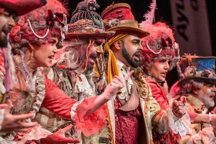La comparsa 'Las ratas', cantando en el Teatro Falla durante el reciente COAC 2025