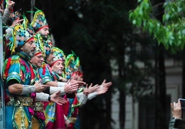 Un coro canta en la calle durante un día de Carnaval