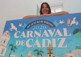 La diseñadora gaditana Raquel Jove con su cartel