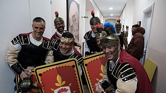 Una chirigota de Tenerife hace historia en el Gran Teatro Falla: «Esto es una sana locura»