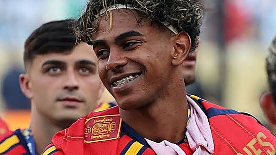 El montaje viral de los jugadores de la selección española cantando una mítica presentación de Antonio Martín: «Simplemente espectacular»