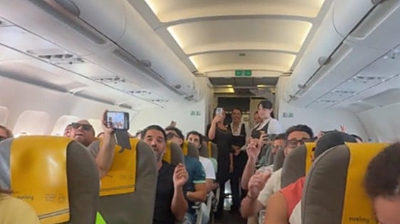 El momentazo viral de la chirigota de Los Robins en un avión: cantaron su presentación en pleno vuelo hacia Bilbao