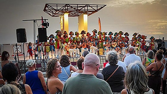 Cádiz vuelve a cantar Carnaval junto al mar