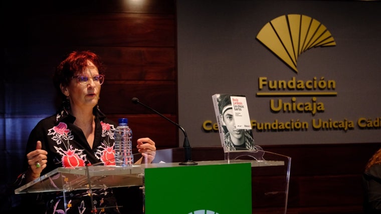 La ganadora del premio literario junto a su novela en la sede de la Fundación Unicaja de Cádiz.