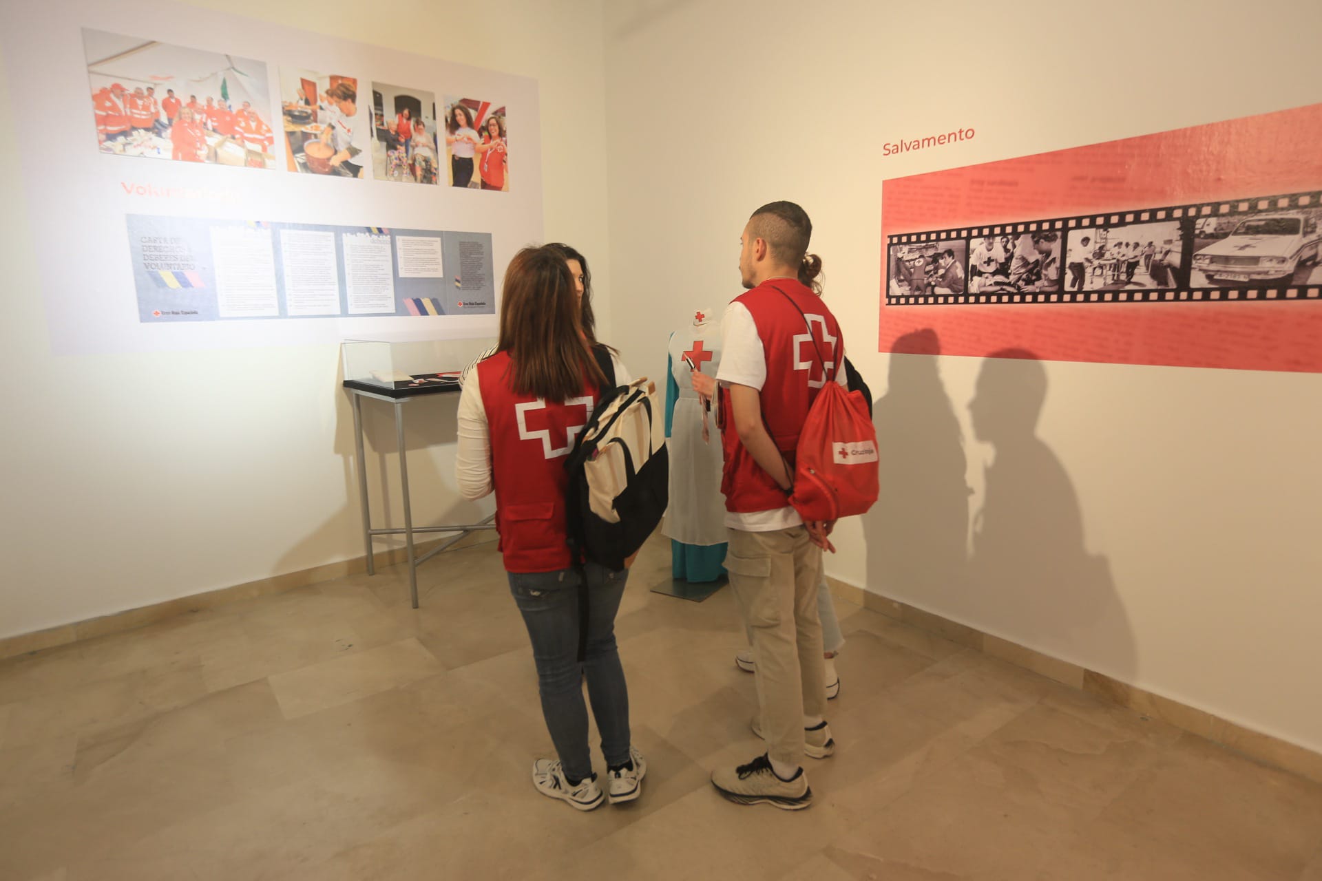 Fotos: Exposición sobre objetos emblemáticos de la Cruz Roja por sus 150 años en la Fundación Cajasol