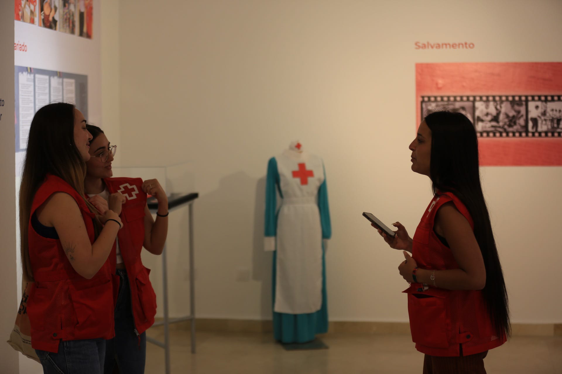 Fotos: Exposición sobre objetos emblemáticos de la Cruz Roja por sus 150 años en la Fundación Cajasol